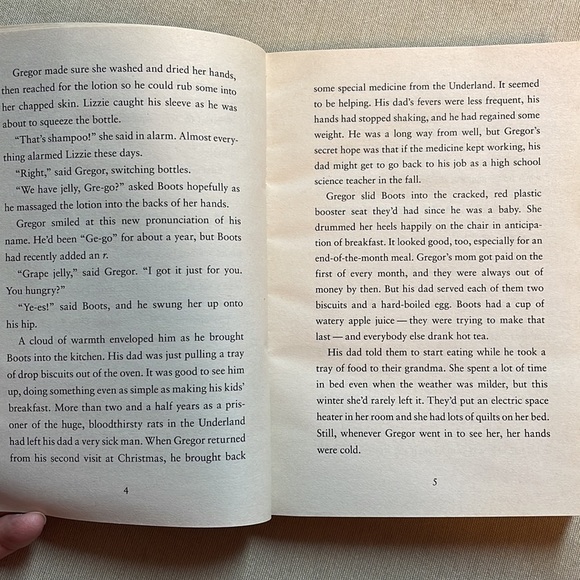 📚2/$6 Gregor and the Curse of the Warmbloods #3 in the Underland Chronicles - Picture 10 of 12